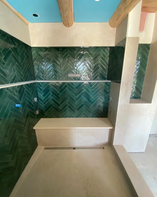 Pose de carrelage en chevron dans une salle de bain à Bormes-les-Mimosas, Bormes-les-Mimosas, PL Construction