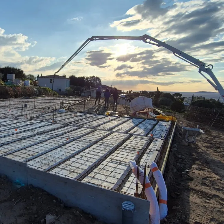 Coulage d'une dalle de béton de 35m³ au Lavandou, PL Construction