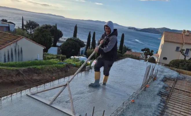 Coulage d'une dalle de béton de 35m³ au Lavandou, PL Construction