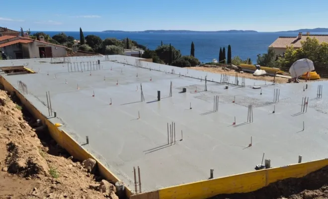 Coulage d'une dalle de béton de 35m³ au Lavandou, PL Construction