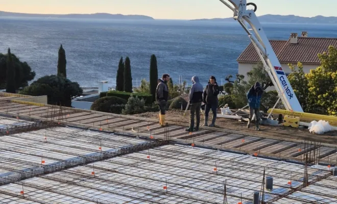 Coulage d'une dalle de béton de 35m³ au Lavandou, PL Construction